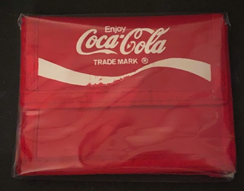 96128-1 € 3,00 coca cola portemennee rood wit enjoy.jpeg